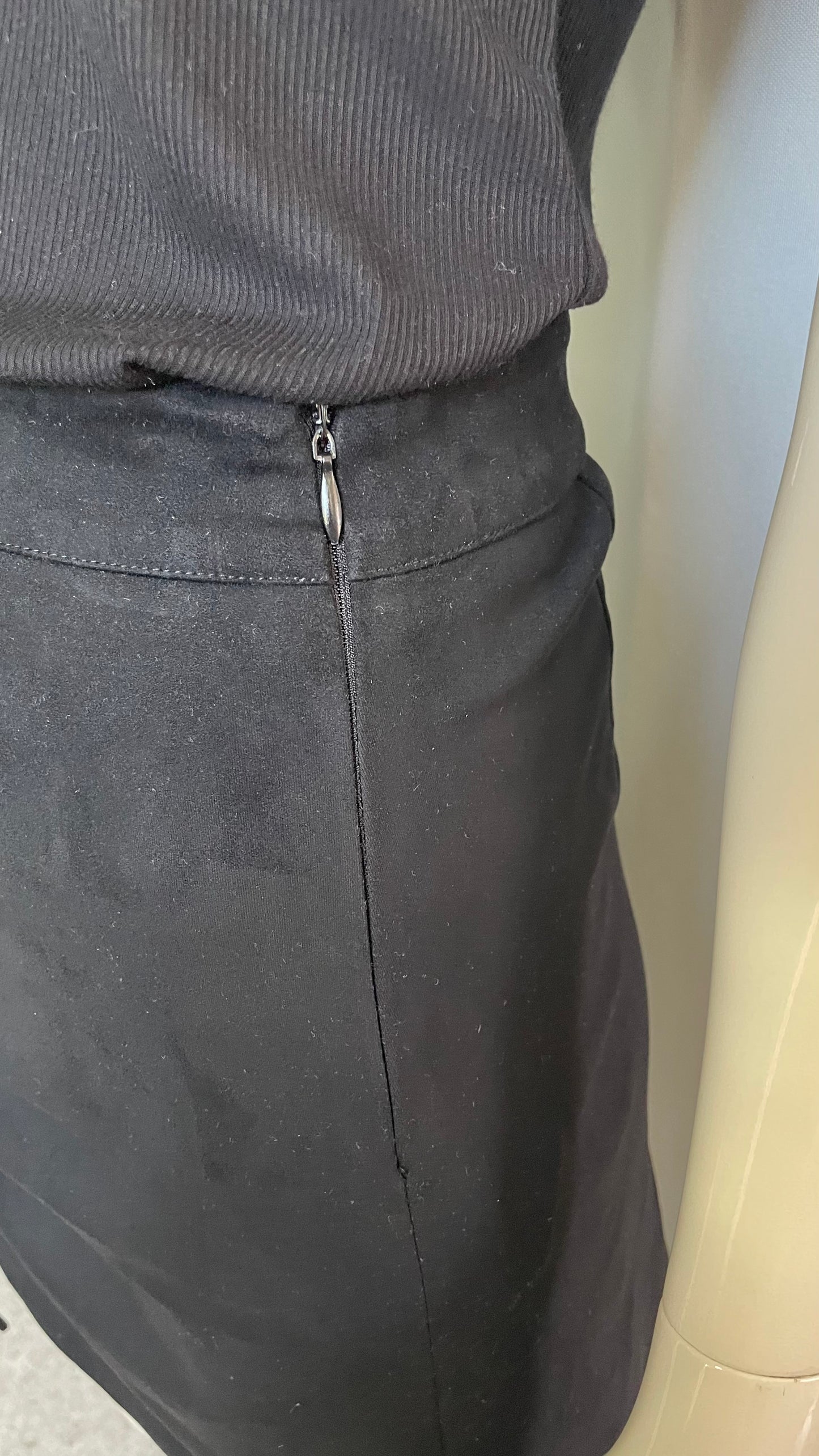 Mini-jupe en suédine, Zara, taille XS