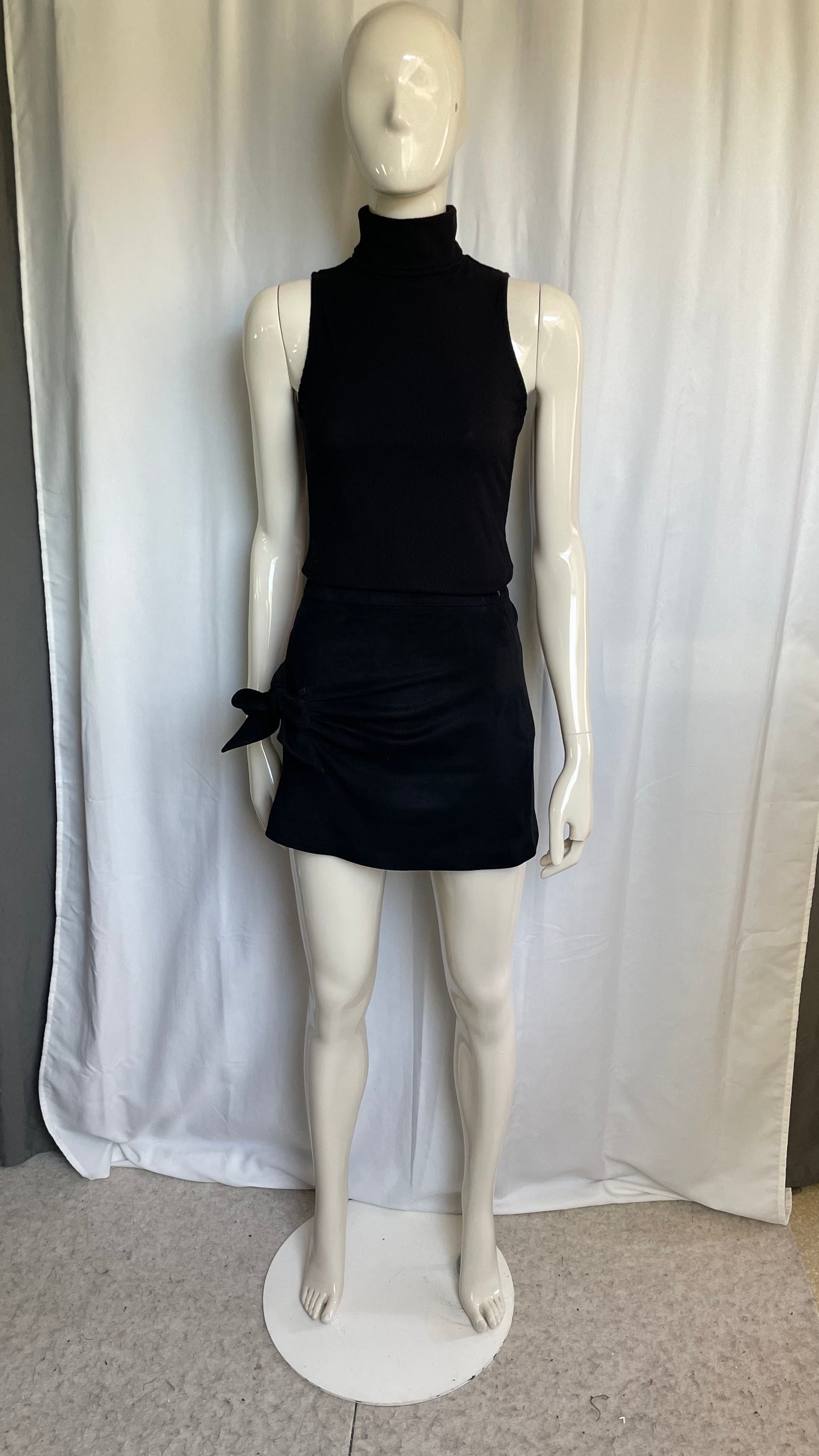 Mini-jupe en suédine, Zara, taille XS