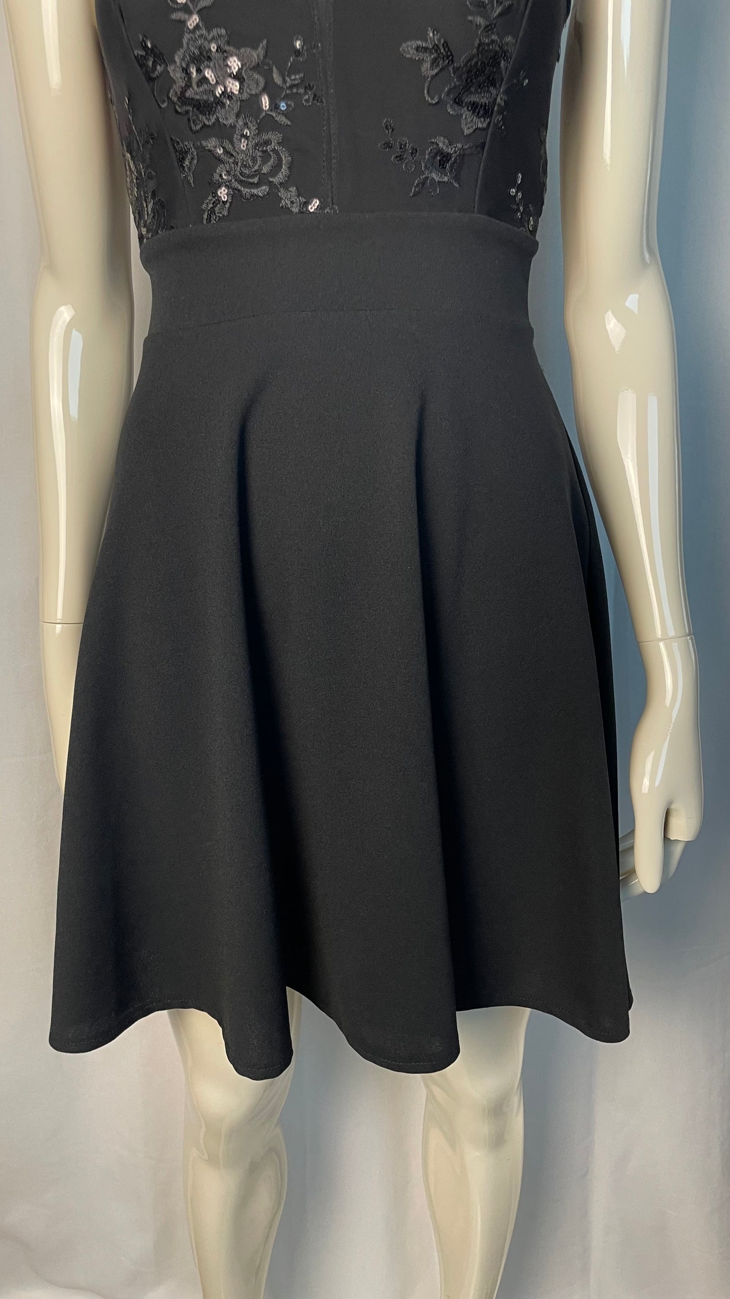 Robe patineuse brodée, Boutique Parisienne, taille 34