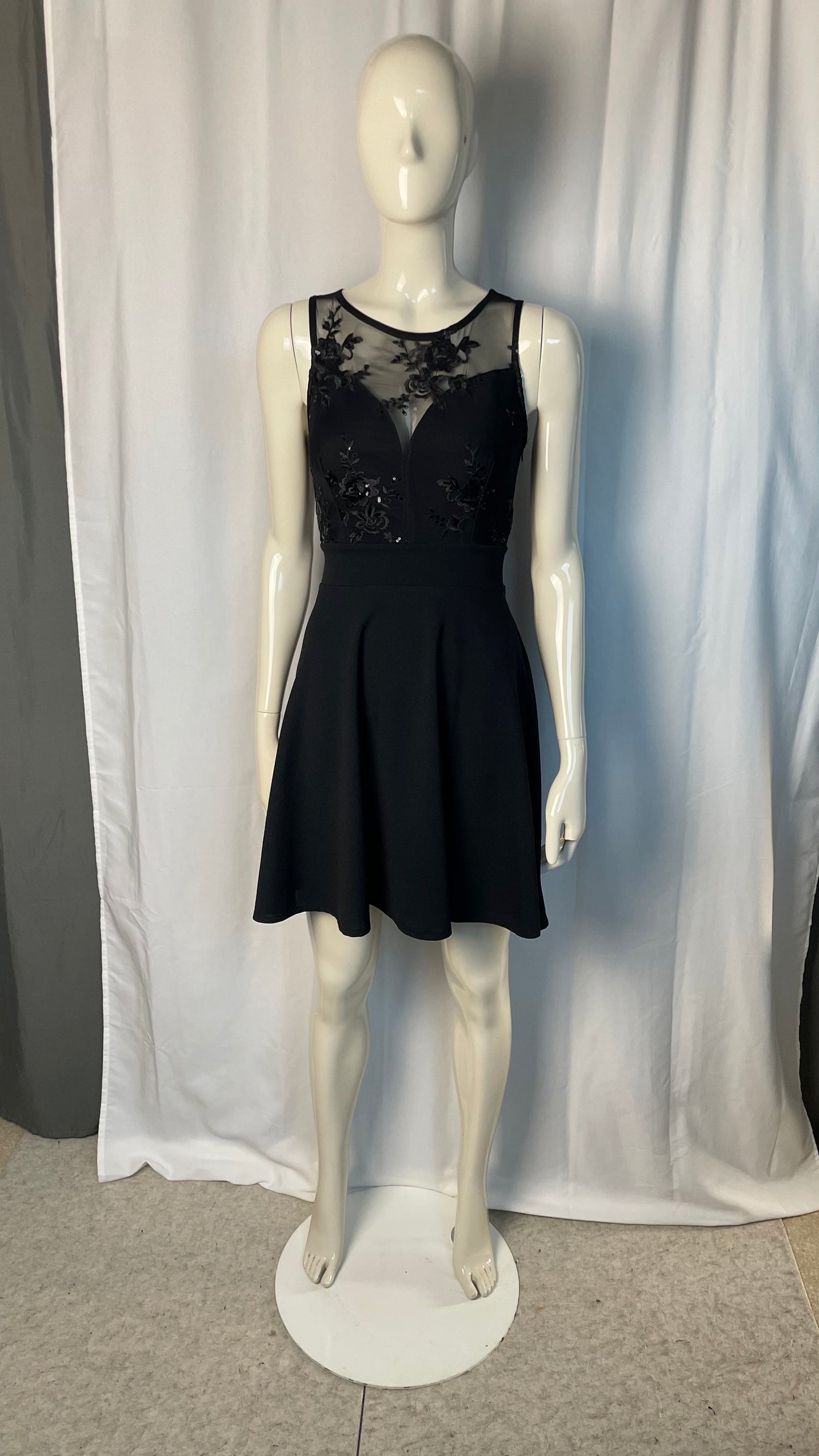 Robe patineuse brodée, Boutique Parisienne, taille 34